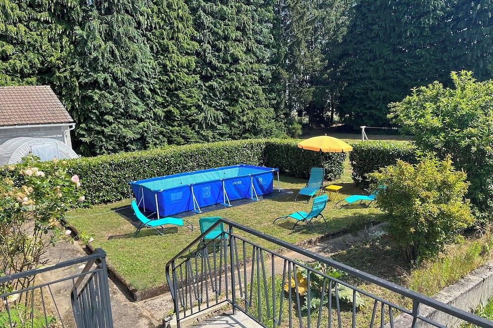 Propriété de campagne pour séjour en famille avec piscine hors sol in Flayat, Parc Naturel Régional de Millevaches en Limousin