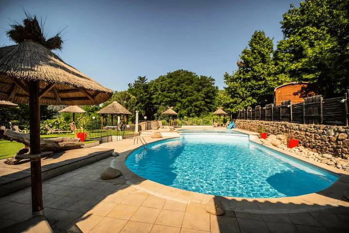 Camping pour 6 personnes, avec terrasse et piscine, animaux acceptés