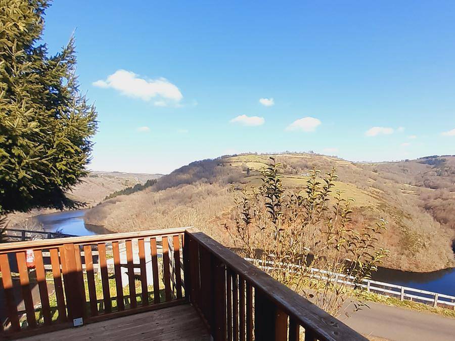 Flower Camping Le Belvédère - Chalet 6 personen - Premium Chalet Belvedere mit Seeblick - 3 Schlafzimmer und 2 Bäder in Neuvéglise, Region Saint-Flour