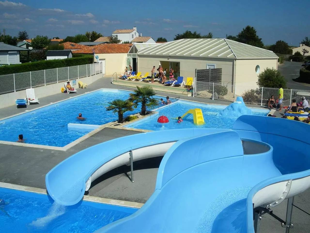 Nuevo mobil-home Vip climatizado, 3 habitaciones, tranquilidad garantizada, terraza cubierta y semic 6 personas in Brem-sur-Mer, Valle del Loira