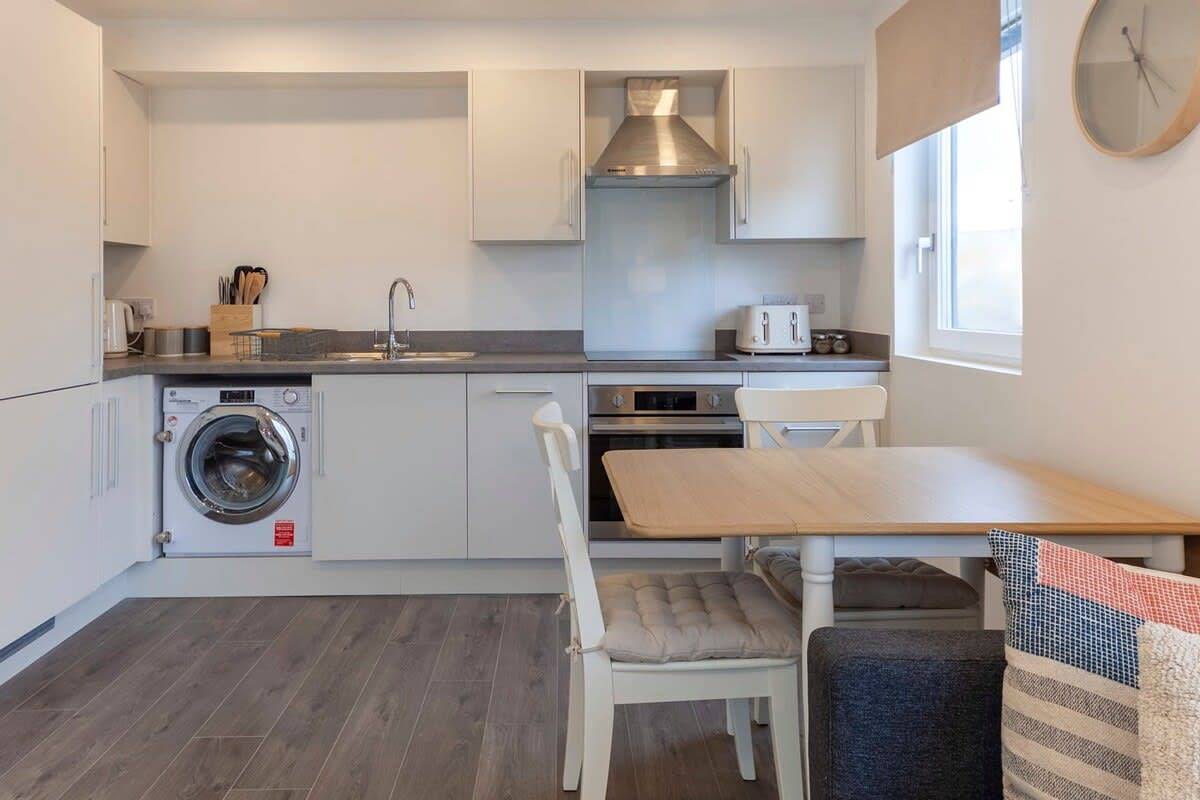 Ganze Wohnung, 1Br Apartment w Balcony | near Ashford Town Center in Ashford, Ashford und Umgebung