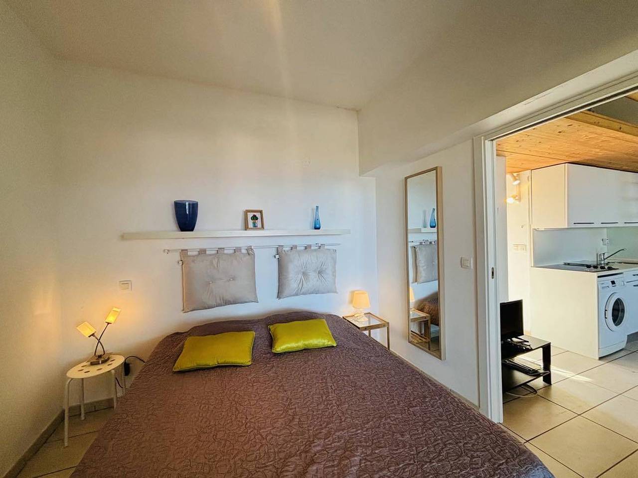Appartamento intero, Cozy Apartment with Terrace, 350m from Beach - 4 Guests, Parking Included in Sant Ambroggio, Lumio