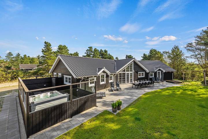 Villa for 12 people, with pool and hot tub as well as balcony/terrace and terrace - 1