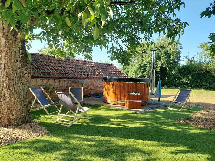 Location de vacances pour 6 personnes, avec Terrasse ainsi que Jardin et Piscine à Saint-Gervais-en-Vallière