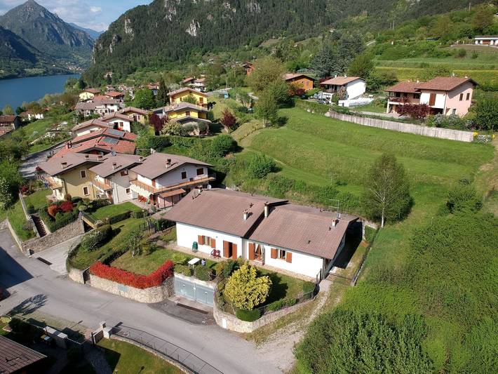 Casa vacanza per 5 persone, con Terrazza e Giardino a Idro