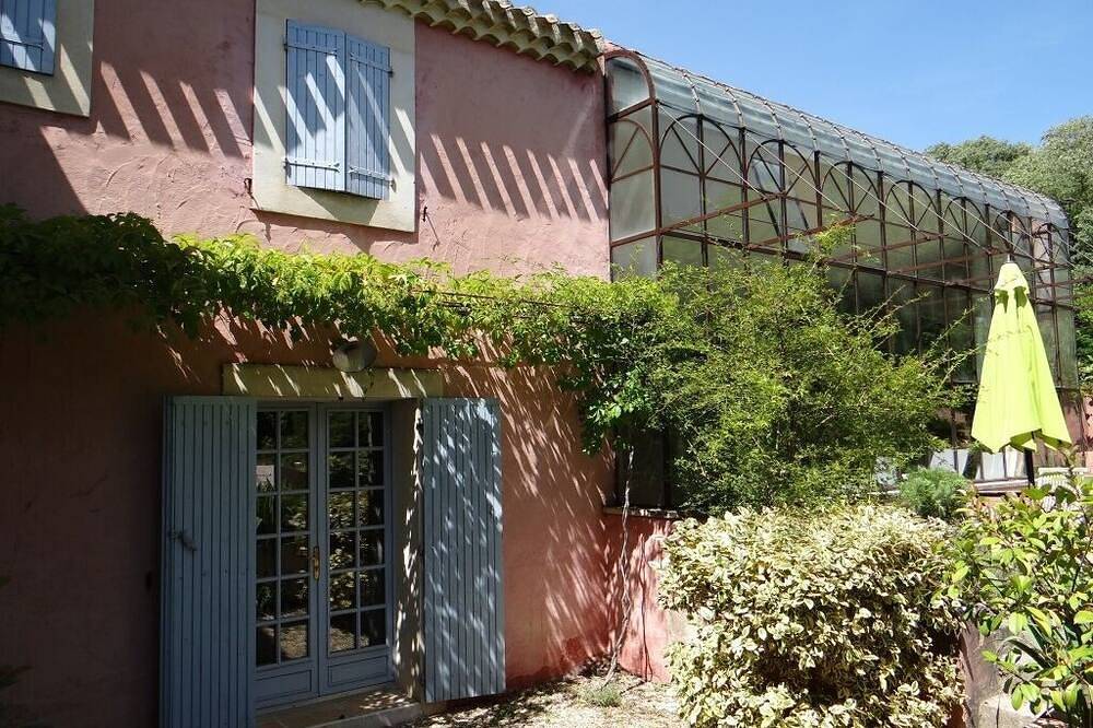 Ecolodge \"Au Fil de l'Eau\". Swimming pool in inner garden. Near Isle/Sorgue. in Lagnes, Parque natural regional del Luberon