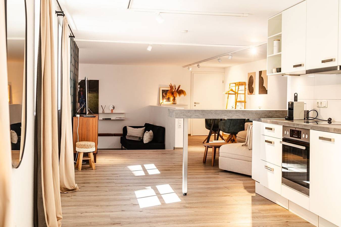 Ganze Wohnung, Retro-Urban in der Bregenzer Fussgängerzone in Bregenz, Bodensee-Vorarlberg