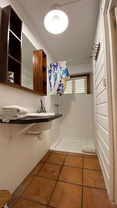 Gîte pour 2 personnes, avec terrasse ainsi que piscine et jardin, animaux acceptés dans Baignoire de Joséphine - 2