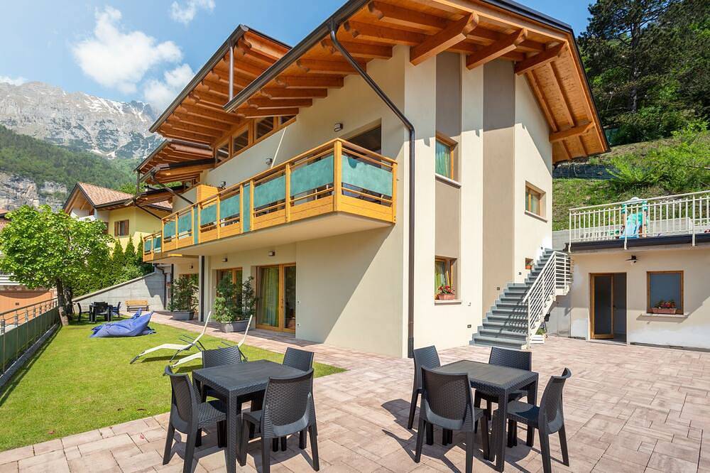 Ganze Wohnung, Lodge mit Blick auf das klare Wasser des Sees, wo Sie die Dolomiten spiegeln in Molveno, Brentagruppe