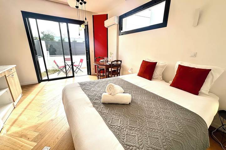 Grande maison 10 chambres • Jacuzzi • Jardin • Proche Bordeaux & Tram in Villenave-d'Ornon, Région de Bordeaux