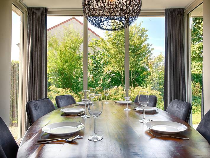 Villa in Maaspark mit Seeblick in Limburg (Niederlande)