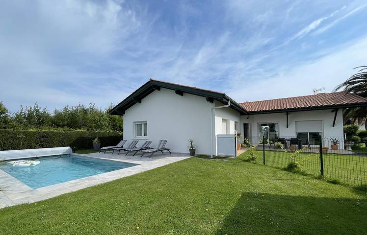 Location de vacances pour 6 personnes, avec piscine et jardin au Pays basque