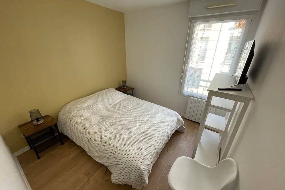 Entire apartment, 2 bedroom apartment - 50m from the sea - residence parking in Lion-sur-Mer, Caen region