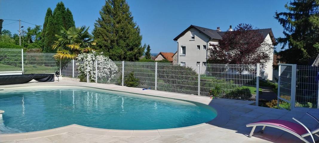 Gîte pour 4 personnes, avec terrasse ainsi que piscine et jardin à Mesvres
