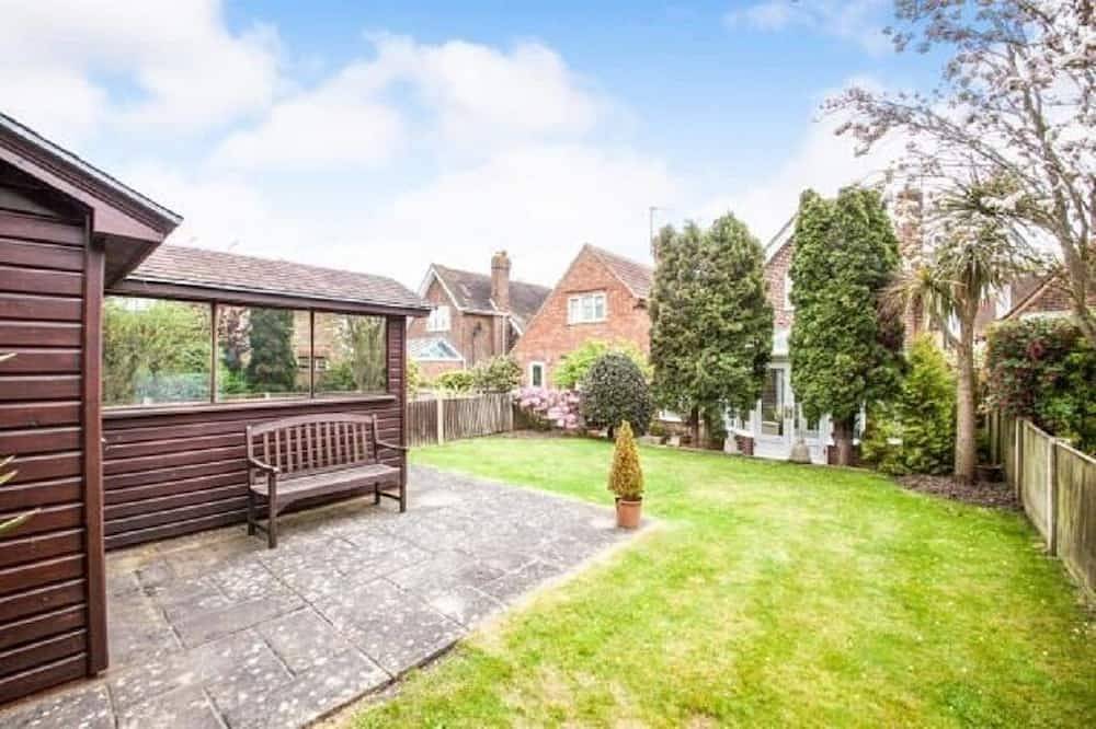 Cheerful 3 bedroom house with generous rear garden in Canterbury\n in Kent