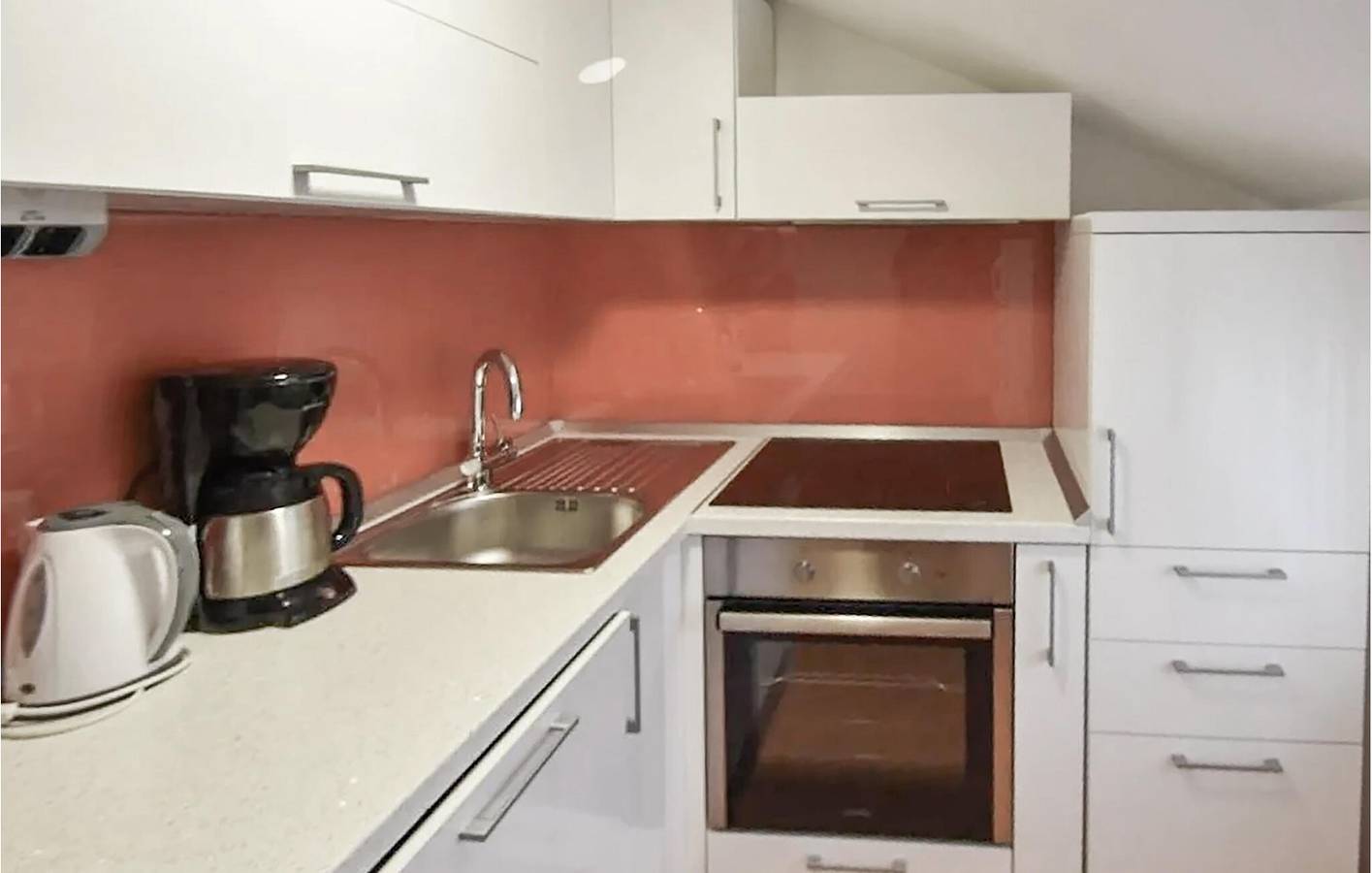 Ganze Ferienwohnung, Charmantes Apartment mit Terrasse, WLAN und Parkplatz in der Nähe des Strandes Strobec in Stobrec, Split-Dalmatien