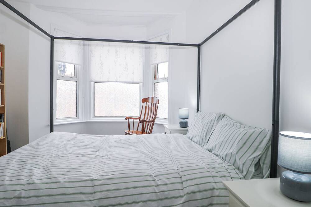 Thistle Villa, pet friendly, character holiday cottage in Hastings in Hastings, East Sussex