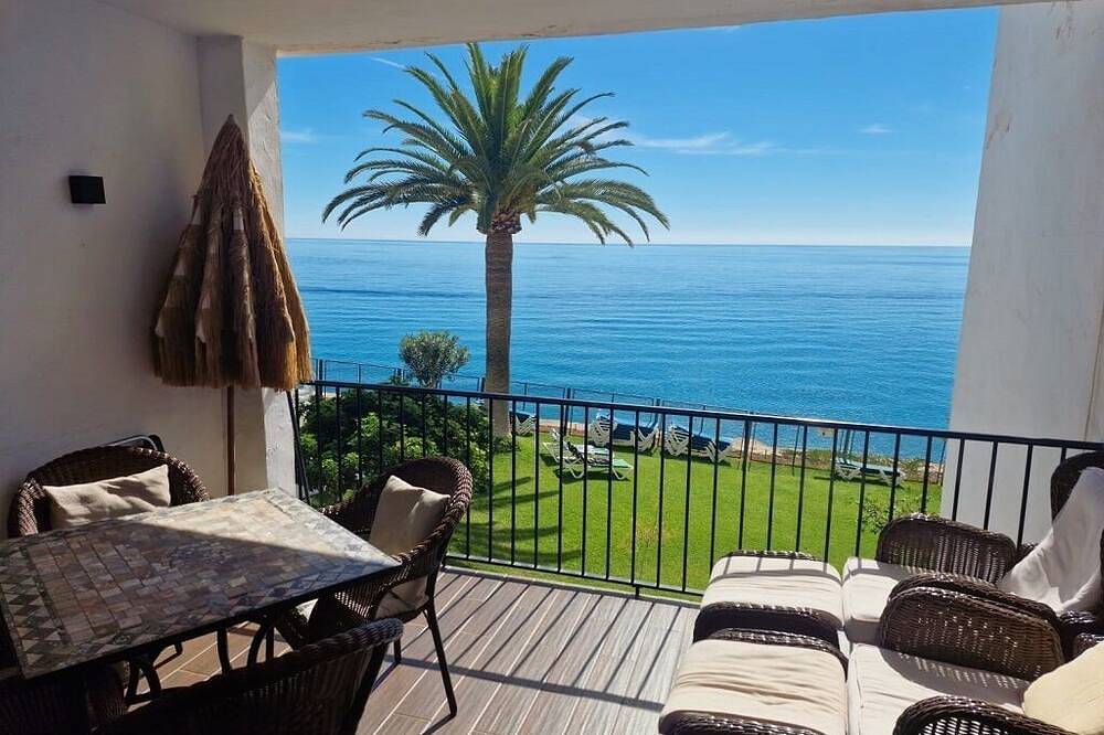 Ganze Wohnung, First-Line apartment just above Carabeillo/Burriana beach Three bedrooms in Playa Carabeíllo, Nerja