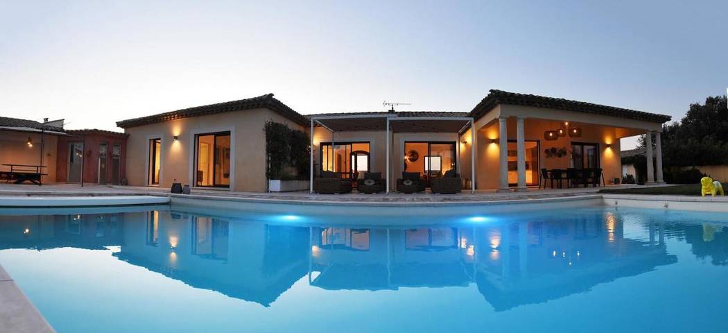Location de vacances pour 11 personnes, avec Terrasse ainsi que Jardin et Piscine à Domazan