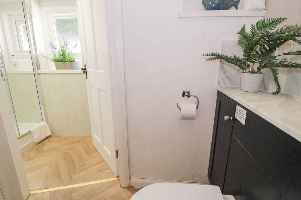 Pengwern, pet friendly, with hot tub in Llanrwst in Llanrwst, Snowdonia