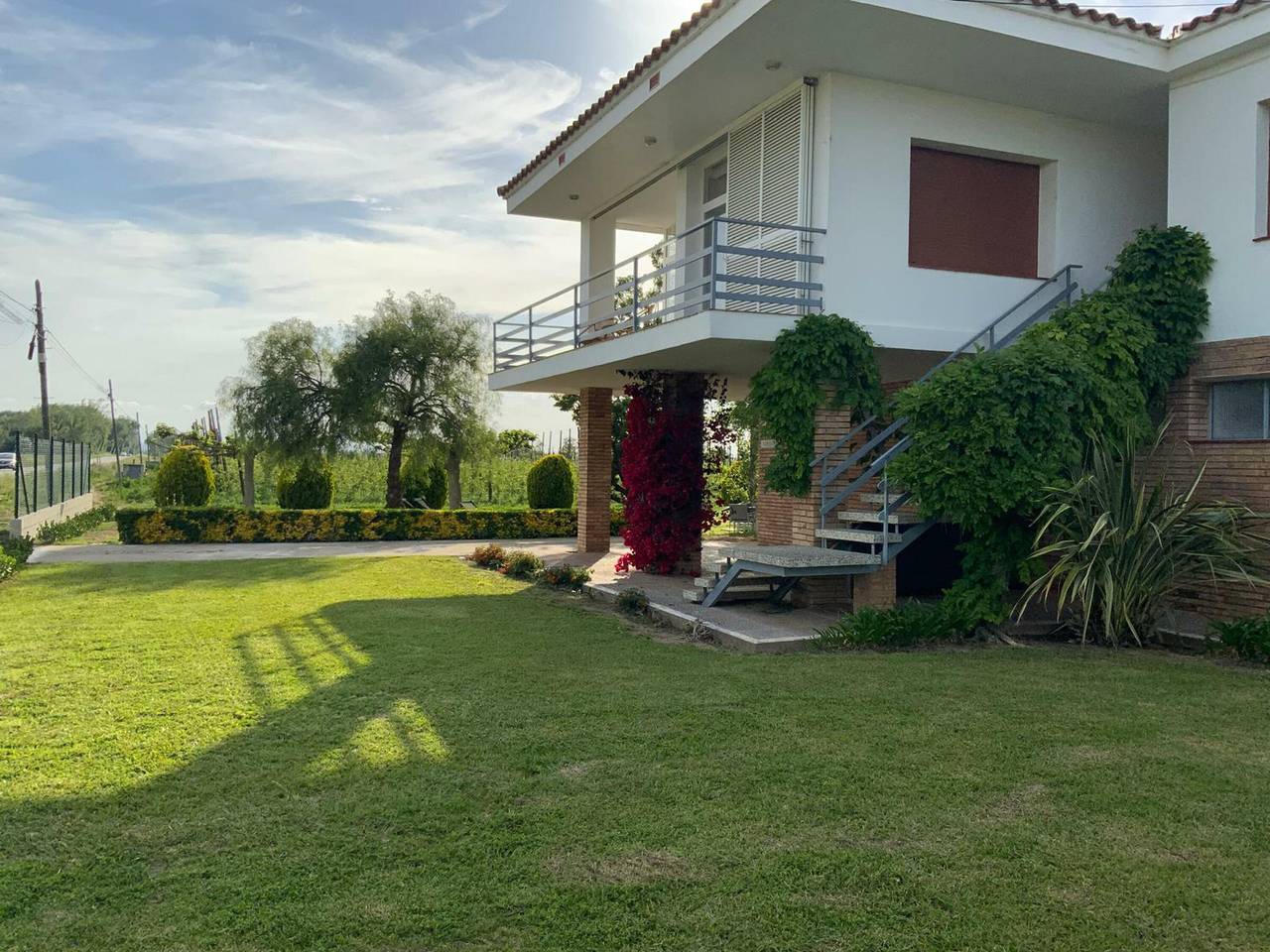 Spacious 3-Bed House with A/C, Bbq, Garden, Wifi, Parking, Sports Room in Sant Pere Pescador, Upper Empordà