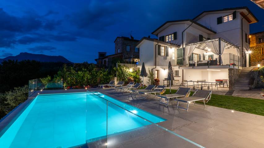 Villa per 10 persone, con Terrazza e Giardino a Massarosa