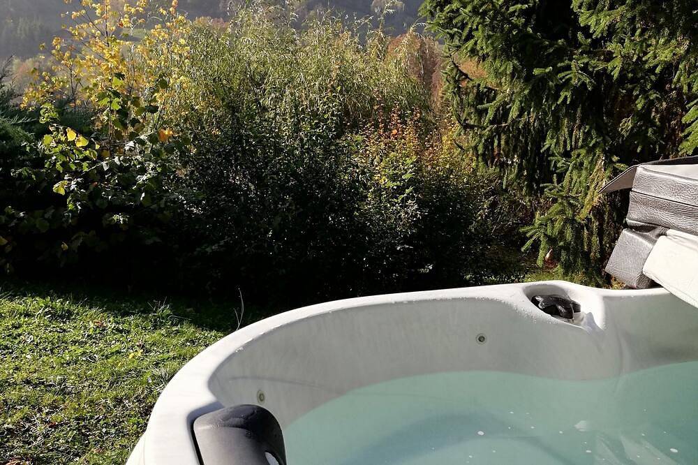 Appartement entier, Appartement avec Jacuzzi Privatif proche stations ski vue imprenable 2 chambres in Serraval, Région d'Annecy