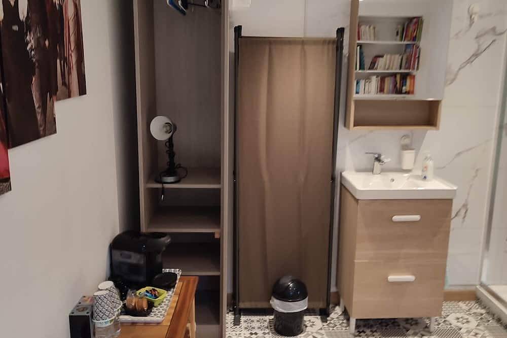 Bedroom with bathroom in Argenteuil, Val-d'Oise