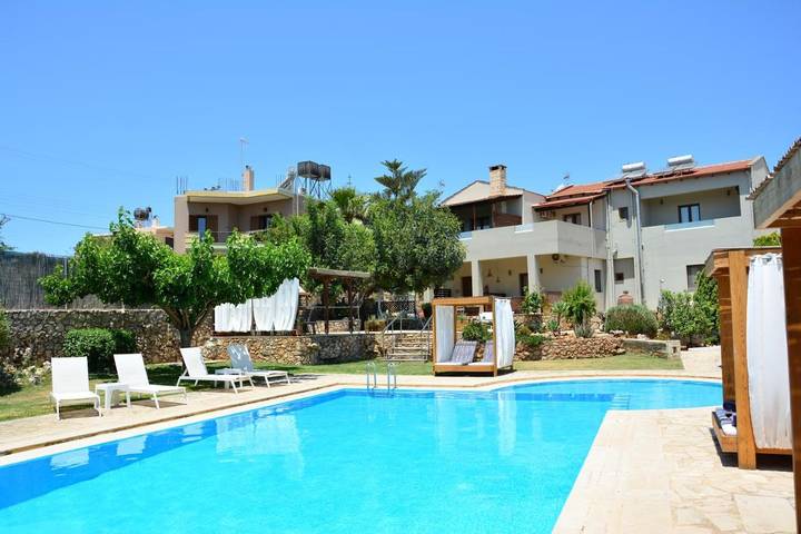 Appart’hôtel pour 3 personnes, avec vue et piscine ainsi que bassin pour enfant et jardin, adapté aux familles