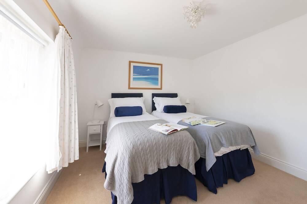 The White House (4) -West Lulworth, Lulworth Cove,sleeps 4 guests  in 2 bedrooms in Lulworth Cove, Dorset