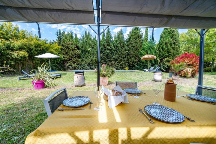 Gîte pour 6 personnes, avec terrasse ainsi que piscine et jardin à L'Isle-sur-la-Sorgue - 3