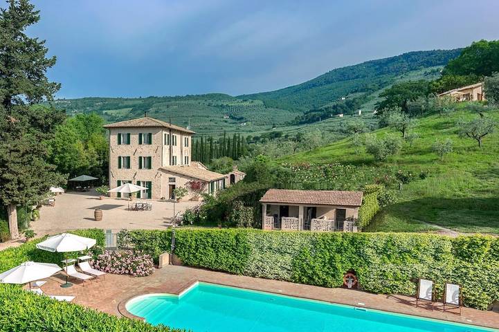 Gîte pour 5 personnes, avec Jacuzzi ainsi que Jardin et Piscine à Fabriano