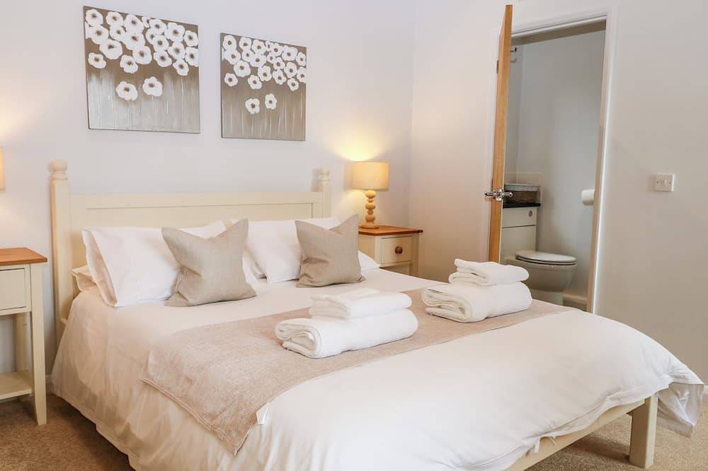 Squirrels Drey, family friendly, with pool in Titchfield Common in Fareham, Hampshire