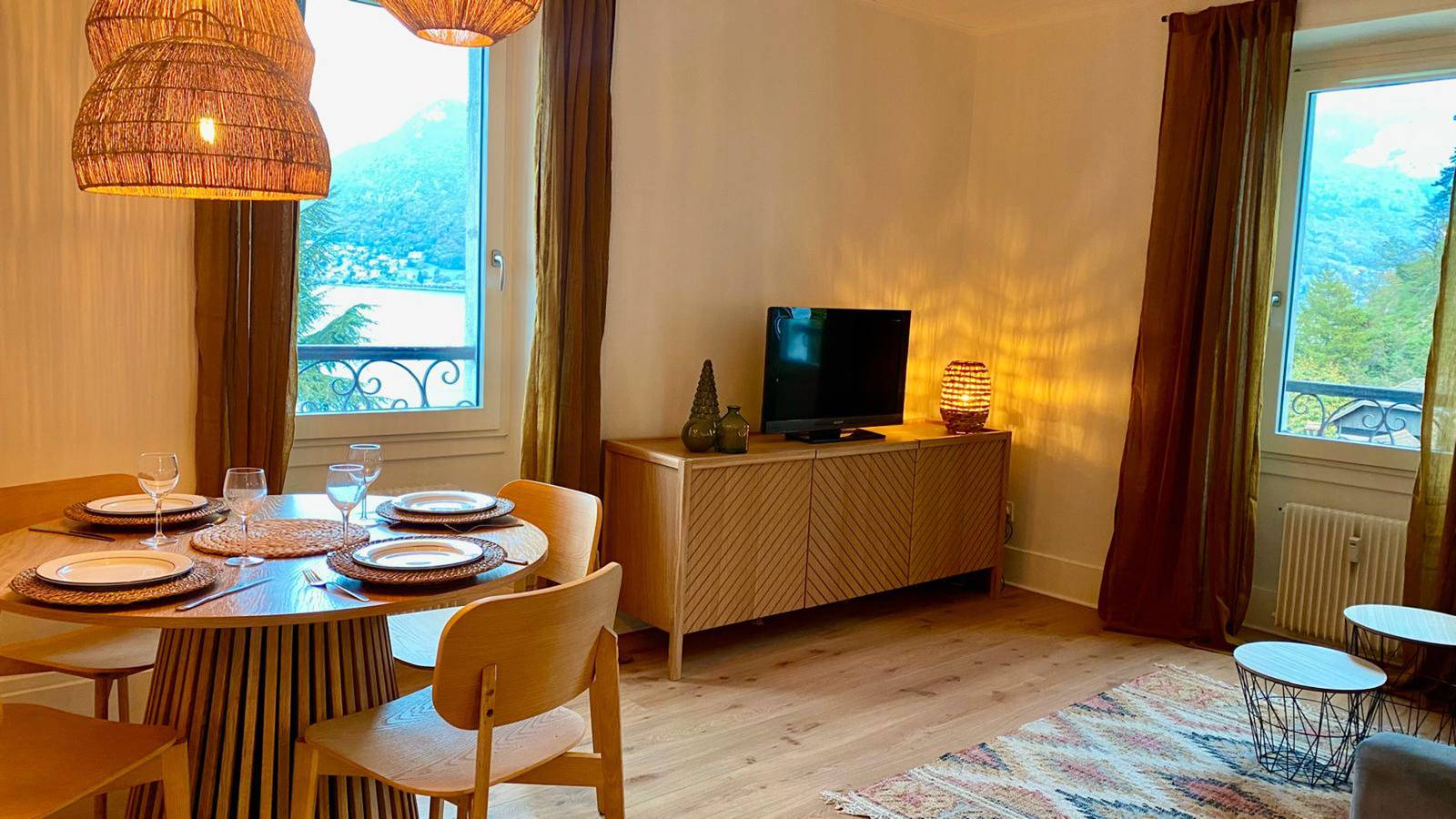 Geheel appartement, Appartement 'Le Castel' met uitzicht op het meer en privéterras in Annecy, Annecy en omgeving