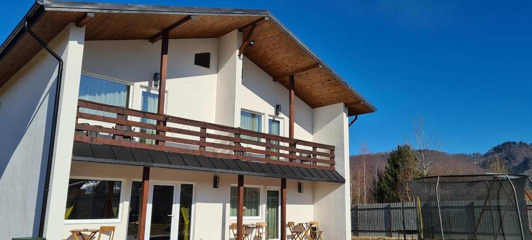 Gîte pour 13 personnes, avec Balcon et Terrasse ainsi que Jardin et Vue
