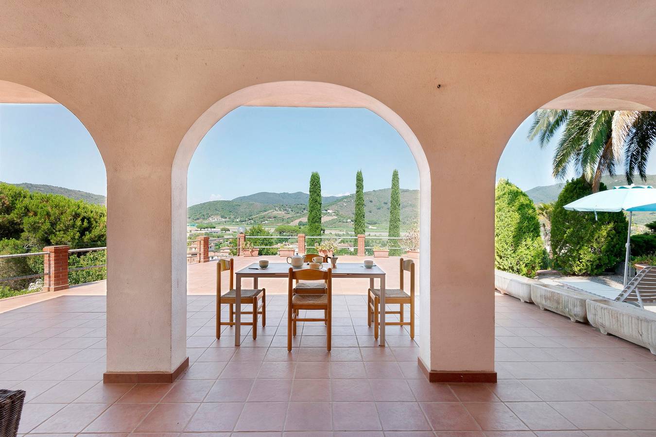 Ferienhaus 'Maya' mit Bergblick, privater Terrasse und eigenem Garten in La Pila, Campo nell'Elba