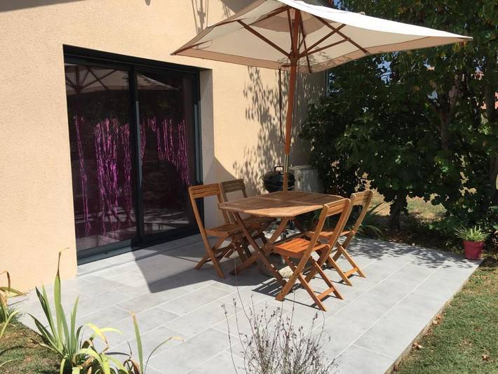 Location de vacances pour 3 personnes, avec piscine ainsi que vue et jardin à Brens - 4