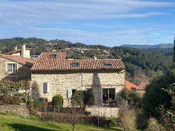 Gîte pour 6 personnes, avec vue et terrasse à Labégude