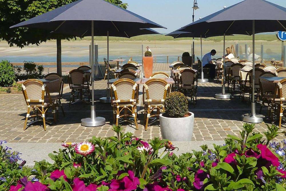 Entire apartment, Beachside Flat with Sunny Patio in Cayeux-sur-Mer, Abbeville region
