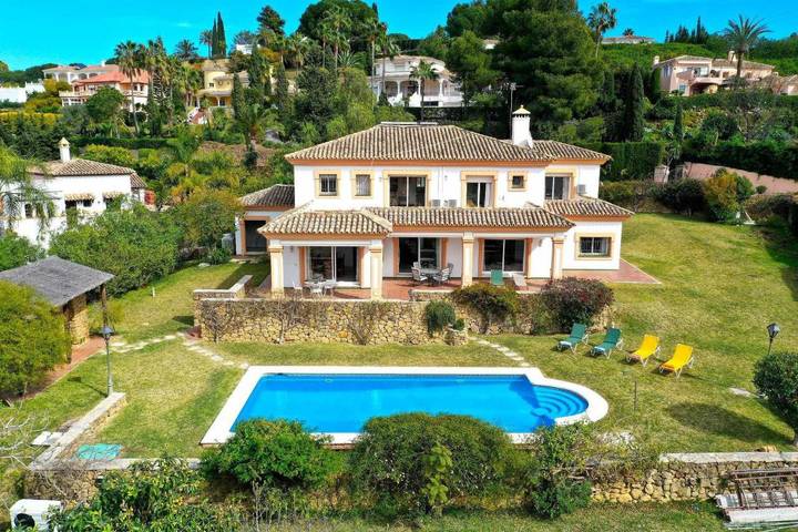 Chalet para 8 personas, con Balcón y Jacuzzi además de Terraza y Jardín en El Paraíso