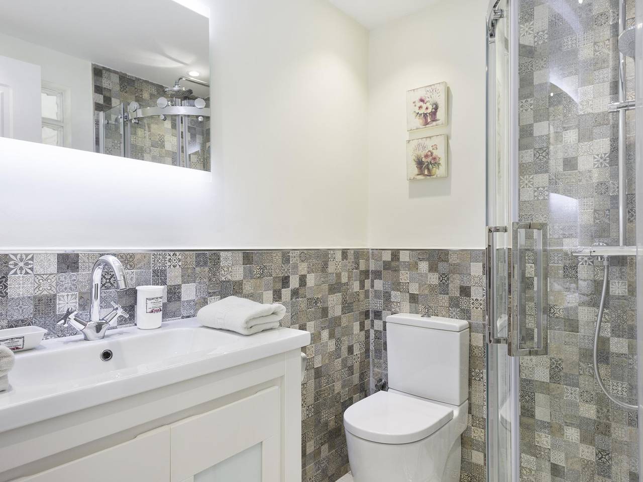 Entire holiday apartment, Sitges Spaces Mediterranean Apartments-5 bed/4 bath/Jacuzzi-Sleeps up to 11 in Sitges, Garraf