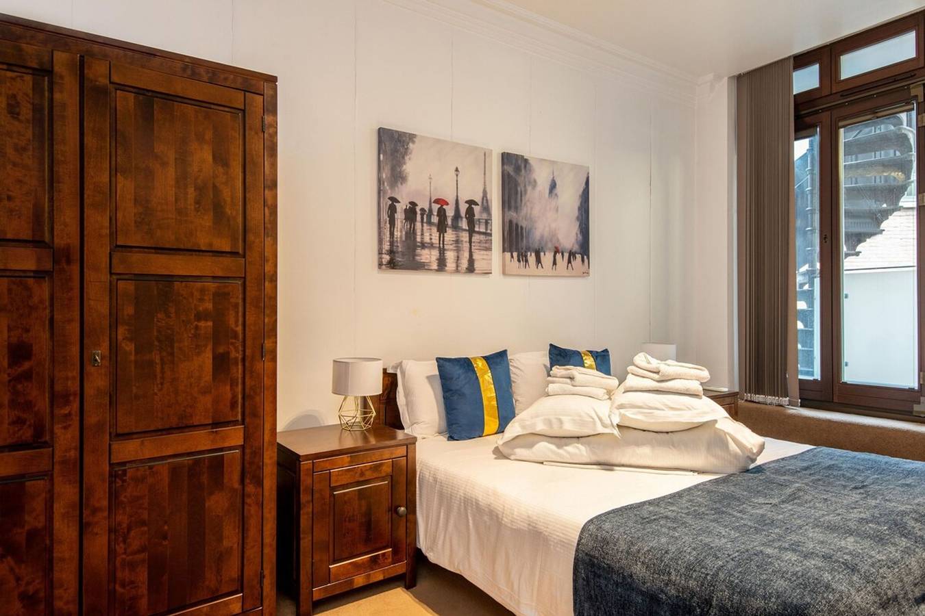 Entire apartment, 3Bg Historic Flat 1Br sleeps 4 Aircon Balcony in Downtown, London