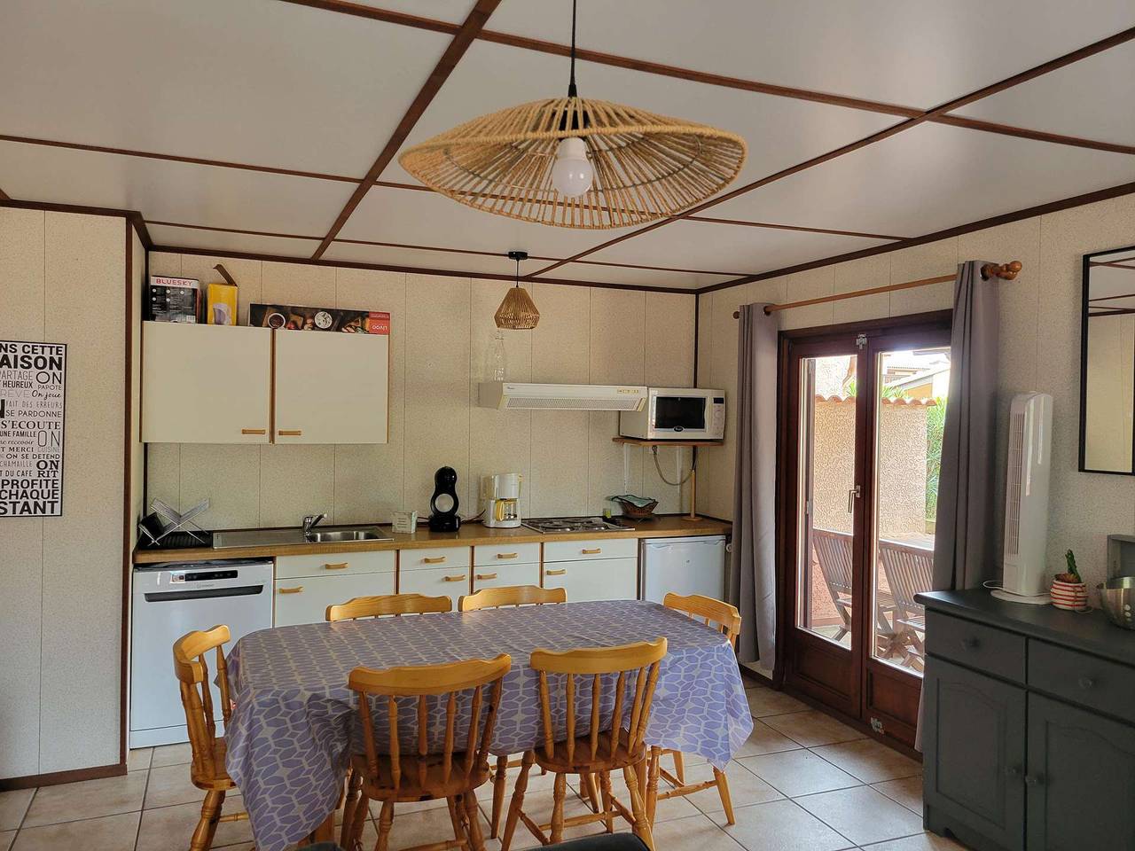 Entire holiday apartment, Spacious corner Villa located in the secured residence of "Les Portes du Soleil, for 7 people, Airconditioning, 3 bedroo in Portiragnes Plage, Portiragnes