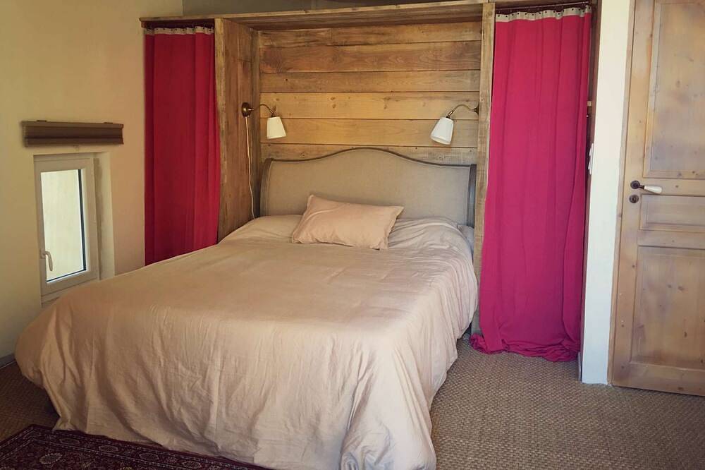 Large family farmhouse near L'Isle-sur-la-Sorgue in Velleron, Vaucluse