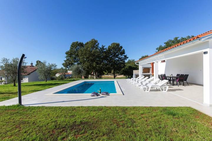 Ferienhaus für 6 Personen, mit Pool und Garten