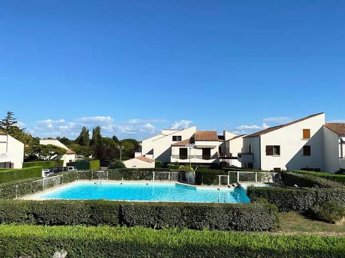 Gîte pour 3 personnes, avec balcon et piscine dans Courlay Sur Mer