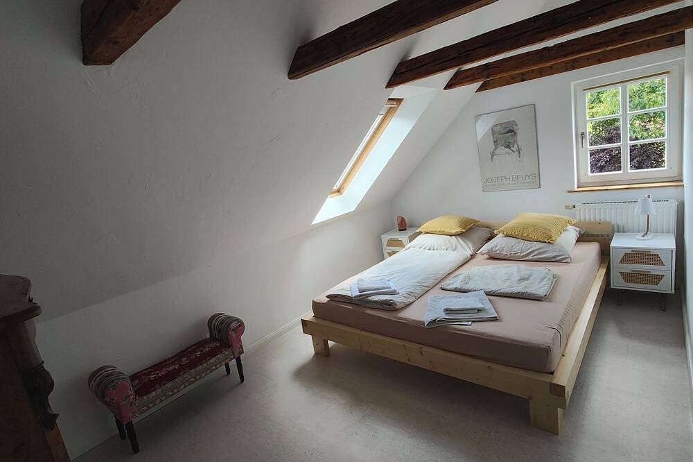 Ganze Wohnung, Stilvolles denkmalgeschütztes Haus. Mit Sauna, Fitnessstudio und kl. Badeteich. in Loschwitz, Dresden