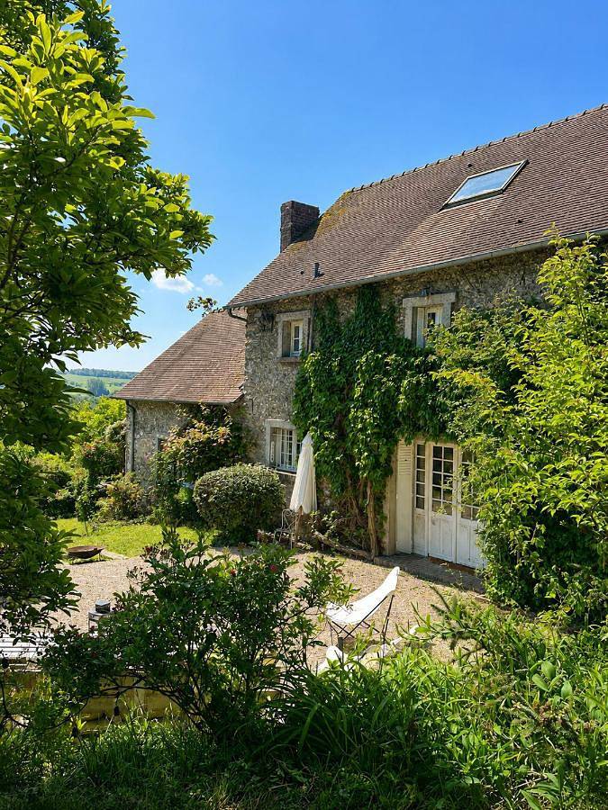 Location de vacances pour 14 personnes, avec jardin et piscine ainsi que vue et terrasse, adapté aux familles à Saint-Pierre-de-Bailleul - 2