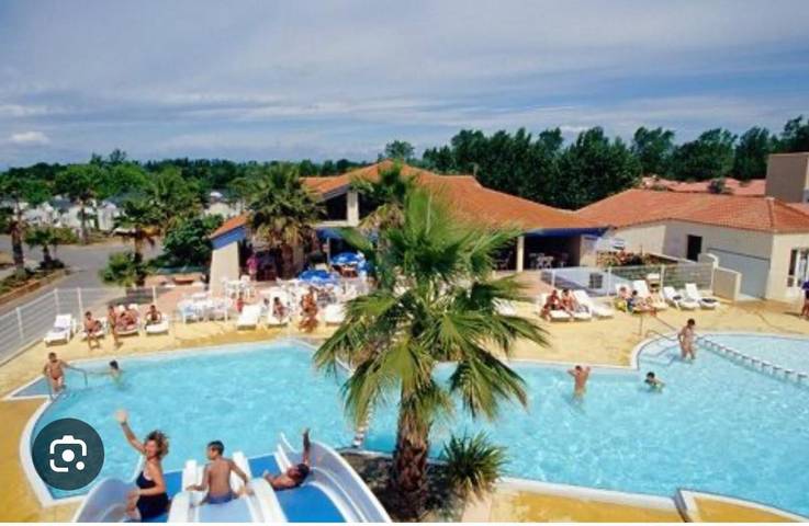 Camping pour 5 personnes, avec vue et terrasse ainsi que bassin pour enfant et piscine, animaux acceptés