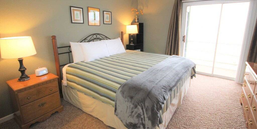 Ganze Wohnung, Stunning Top Floor View! Queen Bunk Bed! Family Friendly Harbour Towne Complex! Slip Close to Unit! in Lake Ozark, Lake of the Ozarks